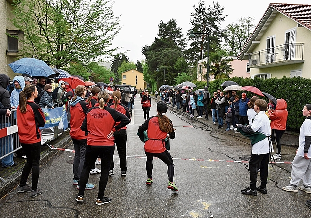 Auffangen mit der Schürze: eine Fängerin des Aescher Turnvereins in Aktion. Fotos: Fabian Schwarzenbach