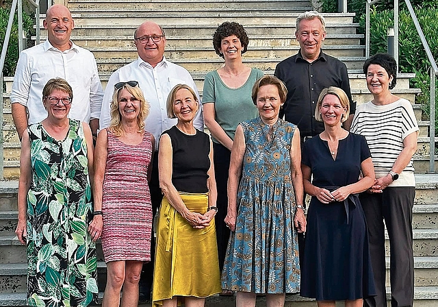 Austausch in Metzerlen: (oben v. l.) Staatsschreiber Yves Derendinger, Vize-Landammann Peter Hodel, Claudia Carruzzo, Gemeindepräsidentin Bättwil, Regierungsrat Mathias Stricker, Regierungsrätin Sandra Kolly, (vorne v. l.) Verena Rüger, Gemeindes