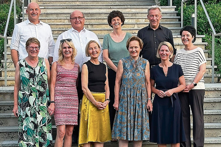 Austausch in Metzerlen: (oben v. l.) Staatsschreiber Yves Derendinger, Vize-Landammann Peter Hodel, Claudia Carruzzo, Gemeindepräsidentin Bättwil, Regierungsrat Mathias Stricker, Regierungsrätin Sandra Kolly, (vorne v. l.) Verena Rüger, Gemeindes