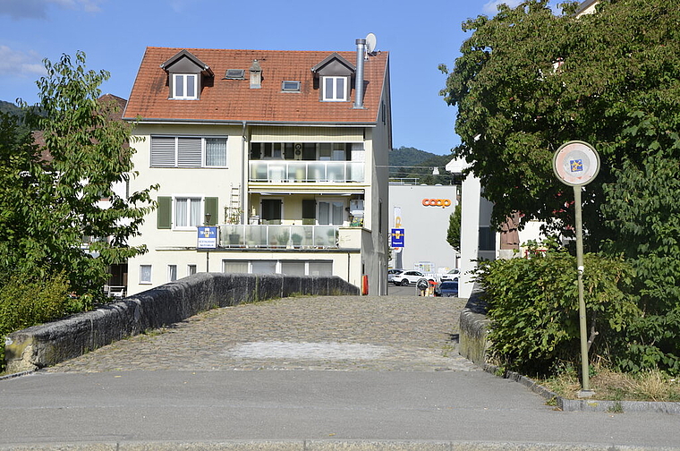 Noch herrscht ein Fahrverbot: Auf der basellandschaftlichen Seite der Nepomukbrücke wurden bereits Probearbeiten an Pflastersteinen durchgeführt. Foto: Jeannette Weingartner