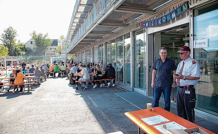 Tag der offenen Tür: Schulleiter Gaston Caviezel (2.v.r) freut sich über die vielen Besuchenden, der uniformierte Vertreter der DARU-Wache kontrolliert die Covid-Zertifikate, ohne die es keinen Einlass gab. Foto: Martin Staub