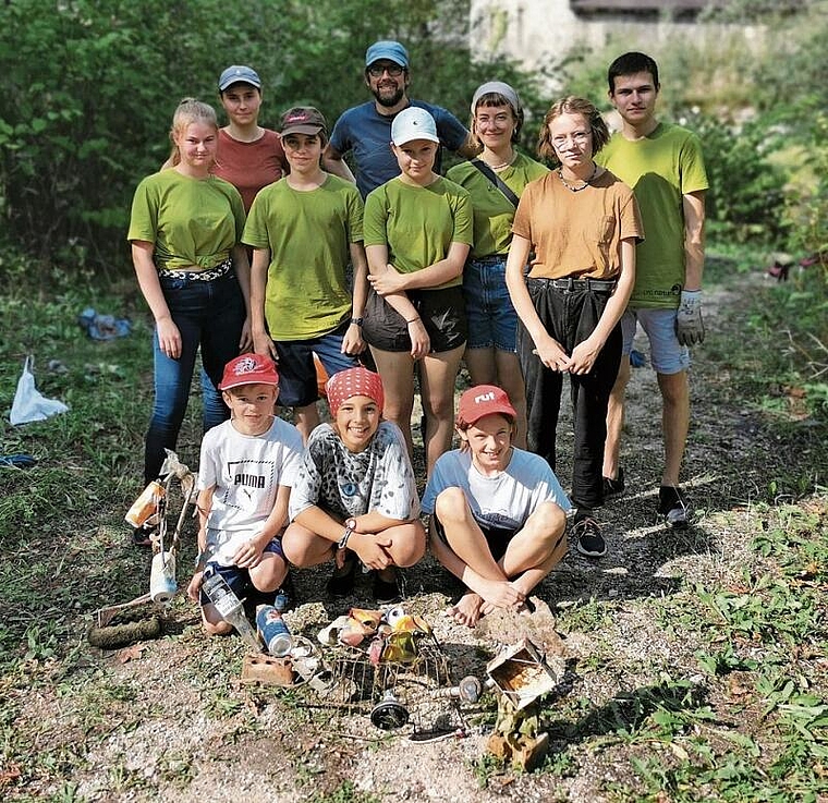 Die Leiterinnen und Leiter und die Teilnehmenden vor ihrem Tagwerk: Aus gesammeltem Abfall bastelten die Jugendlichen am Samstag kleine Kunstwerke. Foto: Melanie Brêchet