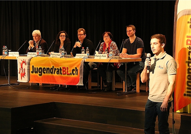 Podium: Fabian Schnell vom Jugendrat Baselland (r.) stellt die Podiumsteilnehmenden vor: (v.l.) Georges Thüring (SVP), Brigitte Bos (CVP), Moderator Frank Linhart, Margareta Bringold (GLP) und Patrick Feld (SP/JUSO). Foto: Gaby Walther 