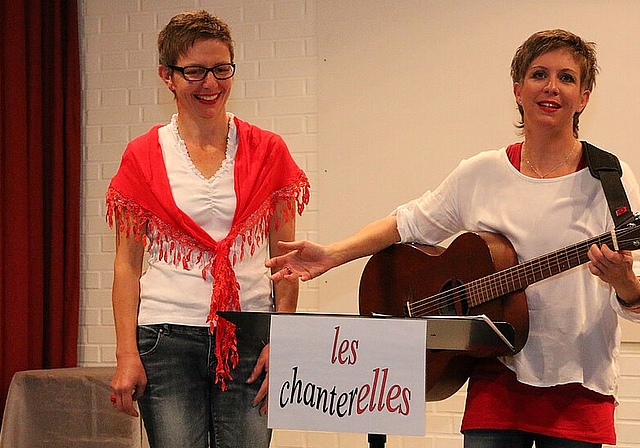Harmonie in Rot: Marianne Altermatt und Helene Gunti hatten das Publikum von der ersten Minute an in der Tasche. Foto: Gini Minonzio