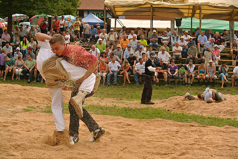 Nationalsport auf der Steinegg: Vor dem Kampf reicht man sich die Hand, nach dem Schwingen wischt man dem Gegner das Sägemehl vom Hemd. Dazwischen packt man den Gegner an der Hose und versucht ihn in einem Schwung auf den Rücken zu zwingen. Foto: