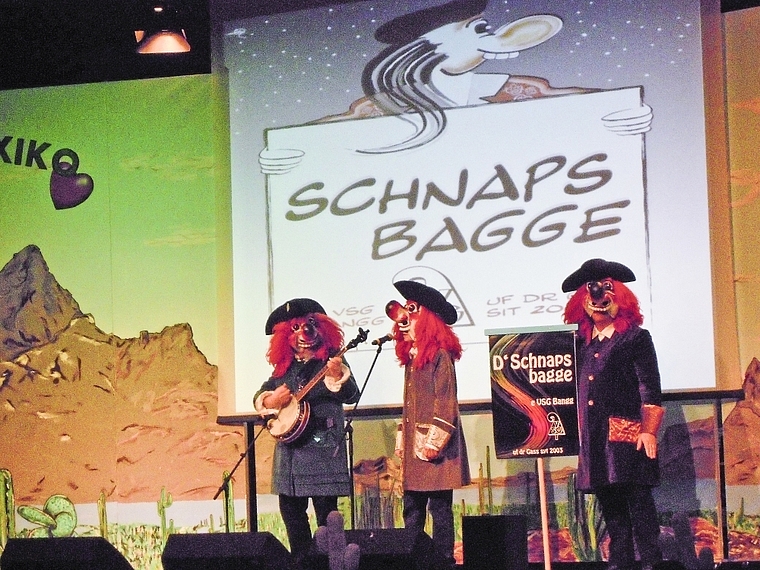 Grosser Auftritt auf grosser Bühne: D Schnapsbagge machten sich im Wallis auch über Lokales lustig.  Foto: ZVG