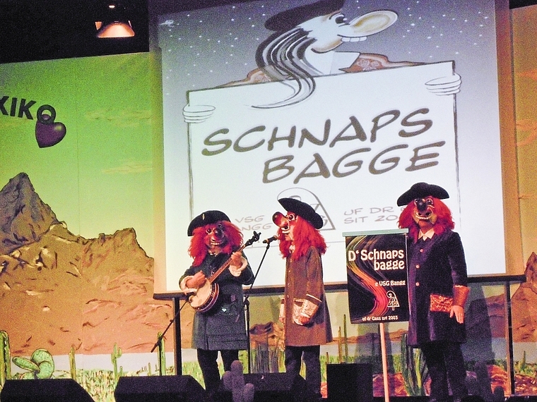 Grosser Auftritt auf grosser Bühne: D Schnapsbagge machten sich im Wallis auch über Lokales lustig. Foto: ZVG