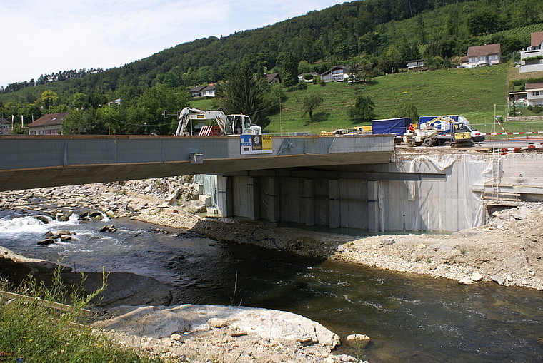 Brückenschlag: Neue Birsbrücke in Zwingen, die an der Nordseite (Baustelle) direkt in den Kreisel der Baselstrasse mündet. Foto: Jürg Jeanloz