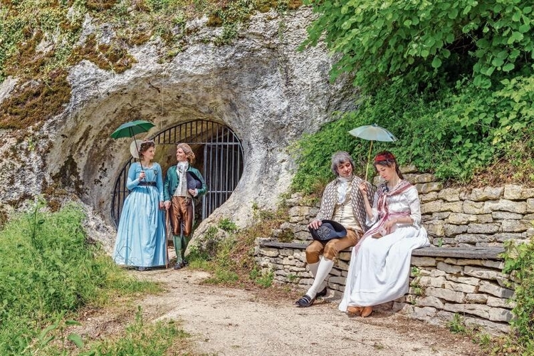 «Keine Grotte ist so geheimnisvoll wie diese»: Die Figurantinnen und Figuranten zeigen, wie ein Besuch der Proserpinagrotte 
zur Gründungszeit der Ermitage wohl ausgesehen hat. Fotos: Michel Matthey de l’Etang