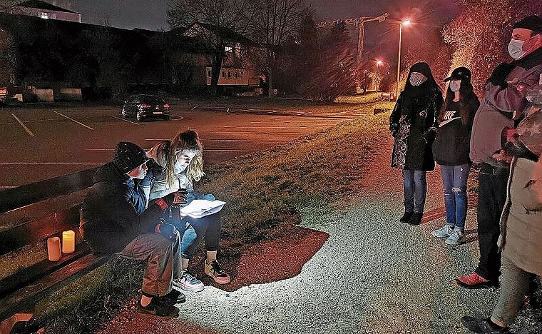 Vernissage im Freien: Letzten Donnerstag wurde das Klassenprojekt «Beliebte Parkbänke im Laufental und in der näheren Umgebung» coronakonform unter freiem Himmel vorgestellt. Die Jungautorinnen und -autoren lasen aus dem Buch vor, die Gäste laus