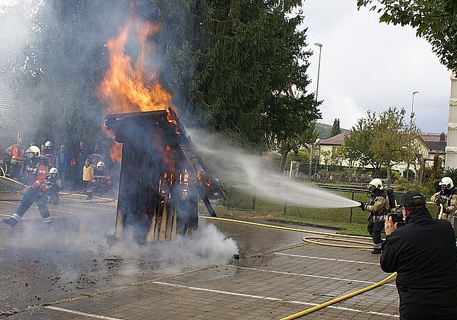 Haus in Brand: Schnellangriff Stützpunktfeuerwehr Laufental. Fotos: Jürg Jeanloz
