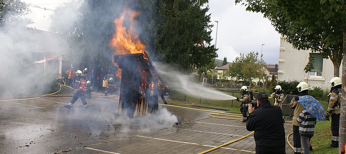 Haus in Brand: Schnellangriff Stützpunktfeuerwehr Laufental. Fotos: Jürg Jeanloz
