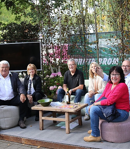 <em>Gartenbau: </em>Gemütlicher Sitzplatz zwischen Pflanzen.<em/>
