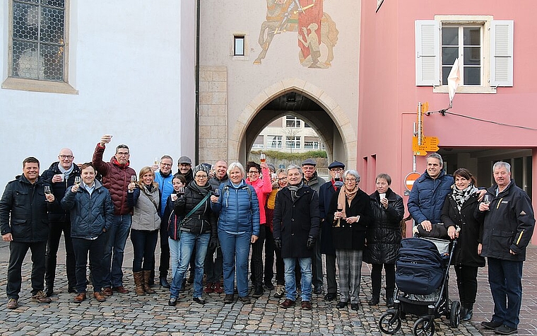 <em>Vorfreude: </em>Die Laufnerinnen und Laufner stossen am Neujahrsapéro auf das Jubiläumsjahr an. Foto: Melanie brêchet