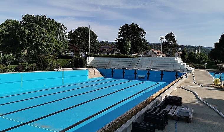 <em>Leicht getrübte Vorfreude: </em>Das Schwimmbad Laufen öffnet am Wochenende nur für Sportlerinnen und Sportler.Foto: melanie brêchet