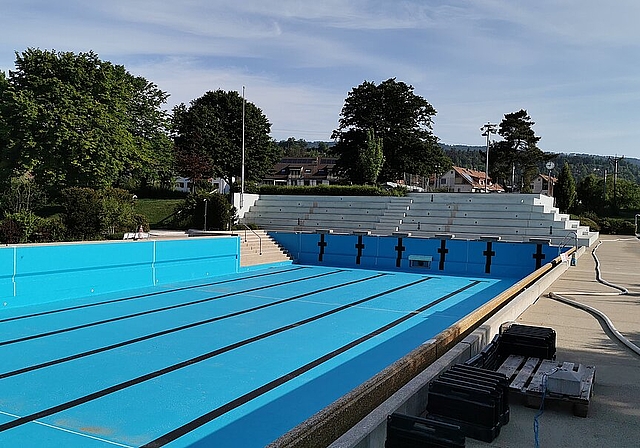 <em>Leicht getrübte Vorfreude: </em>Das Schwimmbad Laufen öffnet am Wochenende nur für Sportlerinnen und Sportler.Foto: melanie brêchet