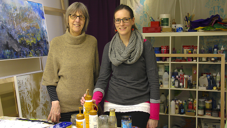 Bieten ein Netzwerk an: Elisabeth Bösch (l.) und Claudia Bösch.  Foto Tobias Gfeller