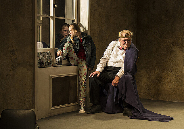 Momentaufnahme: Hans Meister (Urs Bihler) sinniert über sein Leben. Seine Enkelin Susanna (Jara Bihler) hört genau zu.  Foto: Thomas Brunnschweiler