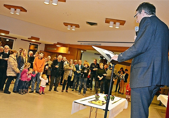 Zuhören: Gemeindepräsident Dieter Künzli spricht hier, will 2015 aber vor allem zuhören und verstehen. Fotos: Roland Bürki 
