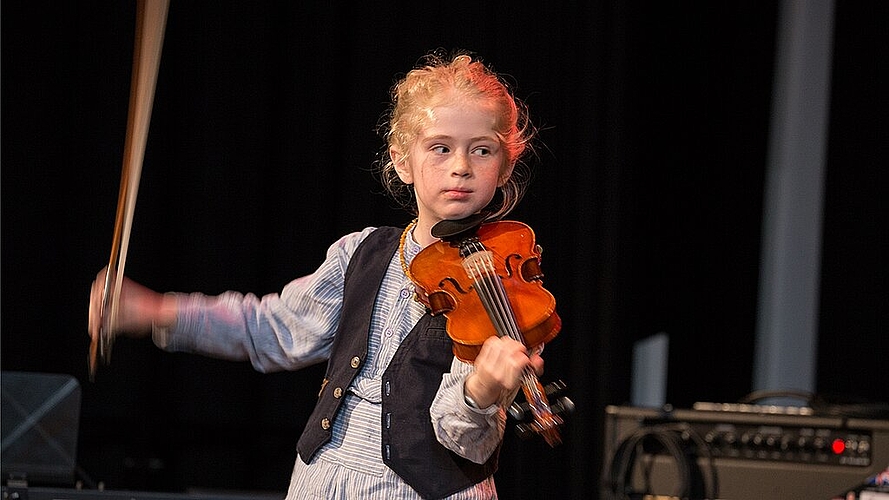 Fulminanter Abschluss: Violinist Elias Taglang geniesst sogar seinen letzten Ton. Fotos: Martin Staub Fulminanter Abschluss: Violinist Elias Taglang geniesst sogar seinen letzten Ton. Fotos: Martin Staub