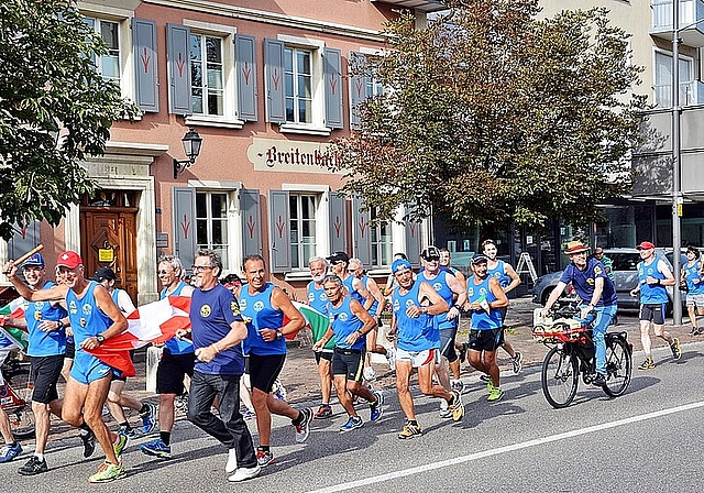 Geschafft: Die 35 Läuferinnen und Läufer aus Artegna und Breitenbach im Zieleinlauf. Vorne in der Mitte die Bürgermeister Dieter Künzli und Aldo Daici. Foto: Roland Bürki 