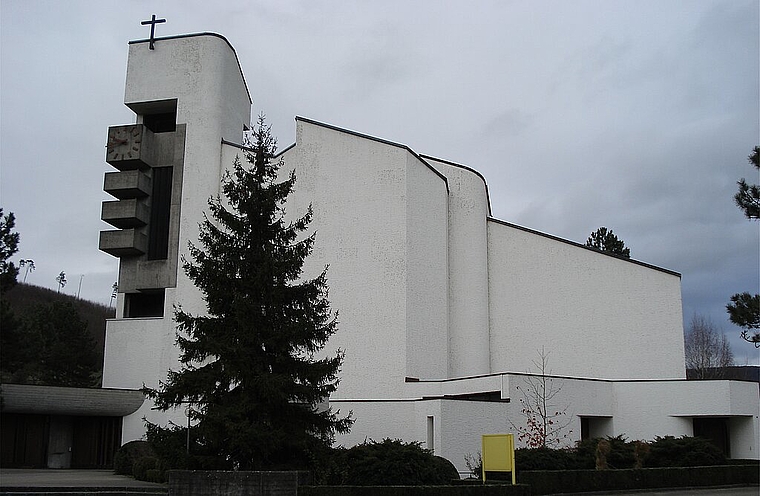 Dach nicht mehr sicher: Bis Mitte des nächsten Jahres wird die Kirche in Zwingen geschlossen bleiben. Foto: Bea Asper