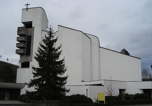 Dach nicht mehr sicher: Bis Mitte des nächsten Jahres wird die Kirche in Zwingen geschlossen bleiben. Foto: Bea Asper