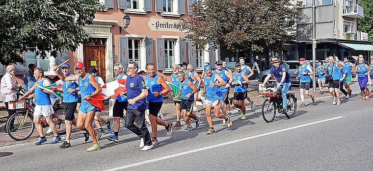 Gemeinsam zielstrebig unterwegs: Trotz Verzicht auf Schoggischnitten und Gemeinderäte. Foto: Roland Bürki