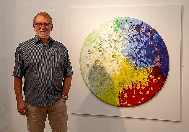<em>«Rundum»: </em>Bernhard Hasenböhler vor einem seiner neueren Werke.<em>Foto: Martin Staub</em>