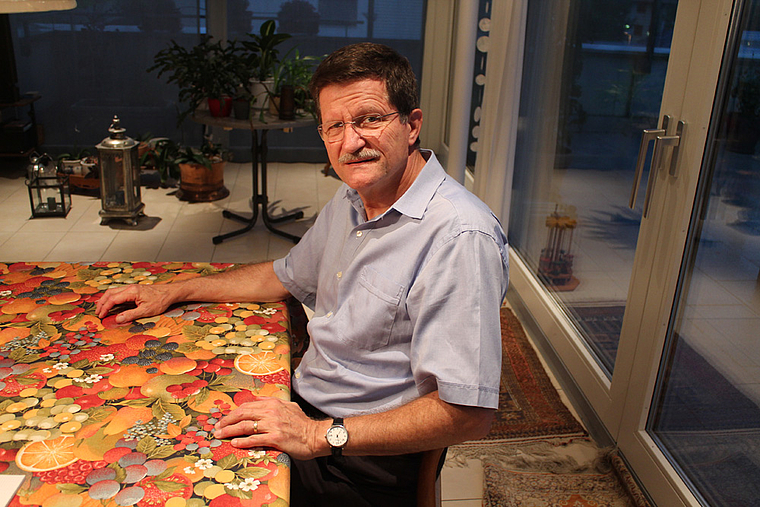 Vom Kanton geehrt: Robert Rüegg bei sich zu Hause in Breitenbach. Foto: Dimitri Hofer