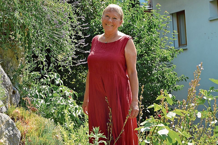 Blühende Gartenlandschaft: Die Schnappschuss-Fotografin Angelika Christofori vor ihrem Haus in Dornach. Foto: Désirée Bellwald