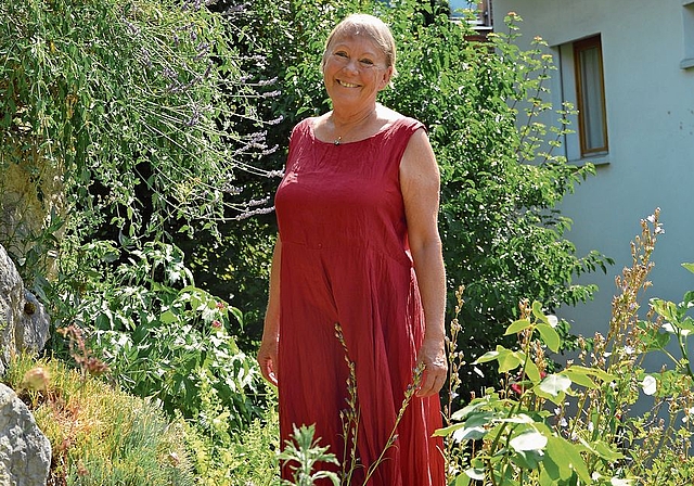 Blühende Gartenlandschaft: Die Schnappschuss-Fotografin Angelika Christofori vor ihrem Haus in Dornach. Foto: Désirée Bellwald