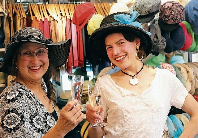 Stossen auf die neue Ära an: Svanette Belka (l.) und ihre Nachfolgerin Emilie Jacquemai. Foto: Benedikt Kaiser