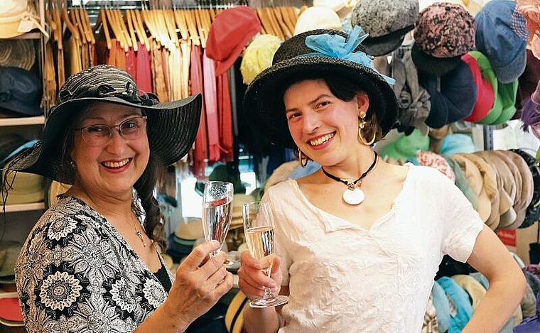 Stossen auf die neue Ära an: Svanette Belka (l.) und ihre Nachfolgerin Emilie Jacquemai. Foto: Benedikt Kaiser