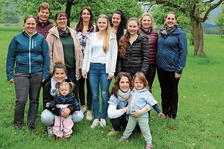 An einem kühlen Frühlingstag: Einige der 26 neuen Mitglieder trafen sich spontan zu einem Kaffee auf einem Bauernhof. Katja Bachmann-Borer (mit Töchterchen Emma, vorne links), Nunningen, und Lucie Béguelin-Beer, Beinwil (3.v.l.), waren mit ihrer 