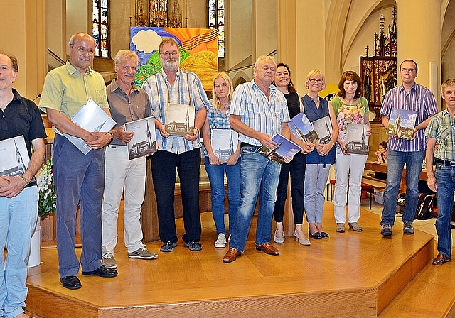 Sie machten das Buch: (v.l.) D. Gaberell, L. Candreia, U. Jecker, Th. Immoos, M. Lehmann, K. Hamann, B. Tschanz, U. Schwander, A. Schmidlin, Chr. Klingenbeck, P. Aeschi Foto: Roland Bürki