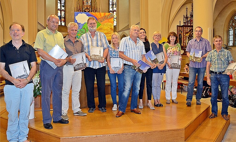 Sie machten das Buch: (v.l.) D. Gaberell, L. Candreia, U. Jecker, Th. Immoos, M. Lehmann, K. Hamann, B. Tschanz, U. Schwander, A. Schmidlin, Chr. Klingenbeck, P. Aeschi Foto: Roland Bürki