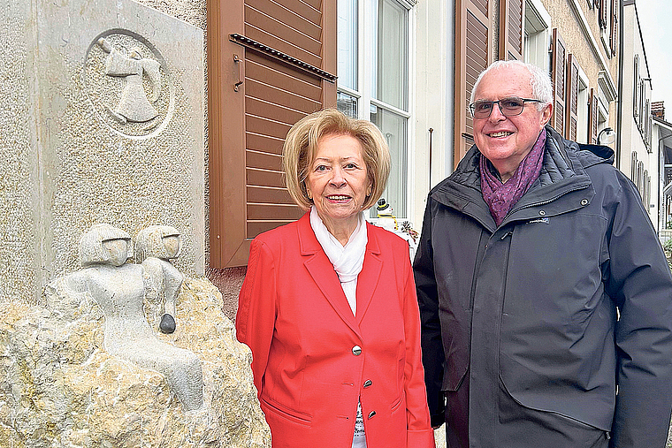 Stolz auf Geleistetes: Für sein Wirken wurde der Frauenverein Münchenstein schon mit einer Skulptur der Bürgergemeinde beschenkt – Doris Rentsch (links) und Peter Brodbeck. Foto: Caspar Reimer