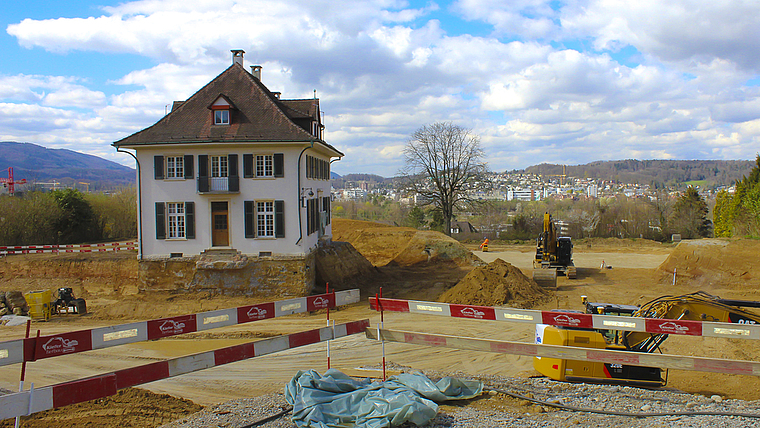 Blick in die Baugrube: Rund um die alte Villa auf dem Wieland-Areal wurden tausende Kubikmeter Erde bewegt.  Foto: A. Mannigel
