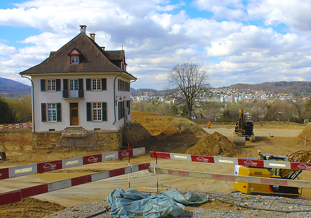 Blick in die Baugrube: Rund um die alte Villa auf dem Wieland-Areal wurden tausende Kubikmeter Erde bewegt.  Foto: A. Mannigel