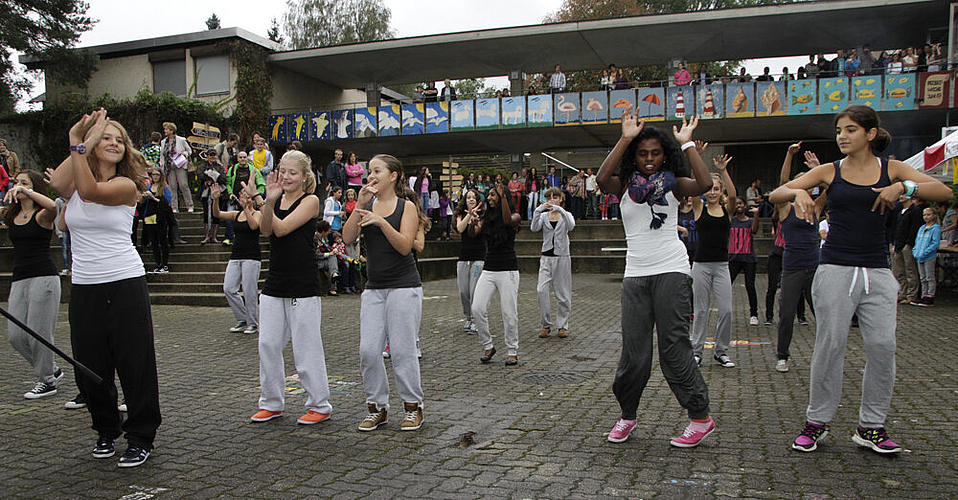 Tanz der Schülerinnen: Die Aufführungen waren immer gut besucht.  Fotos: Martin Staub