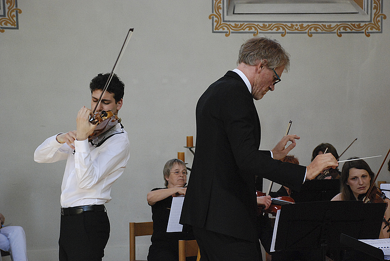 Entführte das Publikum in höhere musikalische Sphären: Der preisgekürte Violinist Edouard Mätzener im Violinkonzert D-Dur von Tschaikowski mit dem Orchester Dornach unter der Leitung von Markus Teutschbein. Foto: Thomas Brunnschweiler