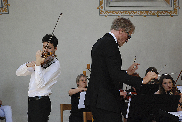 Entführte das Publikum in höhere musikalische Sphären: Der preisgekürte Violinist Edouard Mätzener im Violinkonzert D-Dur von Tschaikowski mit dem Orchester Dornach unter der Leitung von Markus Teutschbein.  Foto: Thomas Brunnschweiler