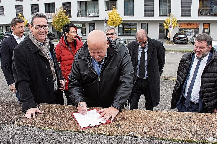 Komitee N18: FDP-Landrat Rolf Blatter (Mitte) setzt mit Überzeugung seine Unterschrift auf den Brief, den das Komitee ans Bundesamt für Strassen geschickt hat. Foto: Tobias Gfeller