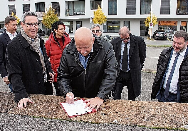 Komitee N18: FDP-Landrat Rolf Blatter (Mitte) setzt mit Überzeugung seine Unterschrift auf den Brief, den das Komitee ans Bundesamt für Strassen geschickt hat. Foto: Tobias Gfeller