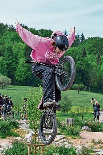 Freihändiger Stunt: Bei der Show wurden spektakuläre Sprünge gezeigt. 
Foto: Kirstin BUrr