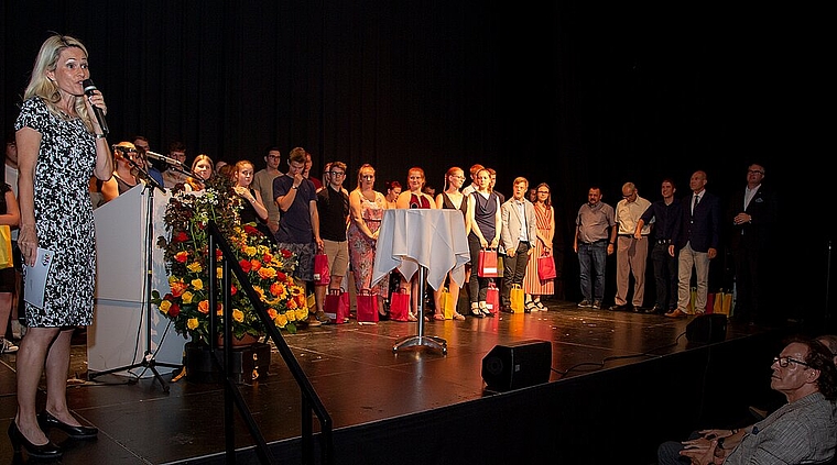 <em>Gratulationsfeier: </em>Yvonne Neuenschwander, Vorstand Promotion Laufental, führte durch den Abend.Foto: Martin Staub