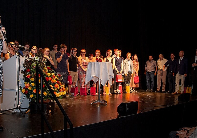 <em>Gratulationsfeier: </em>Yvonne Neuenschwander, Vorstand Promotion Laufental, führte durch den Abend.Foto: Martin Staub