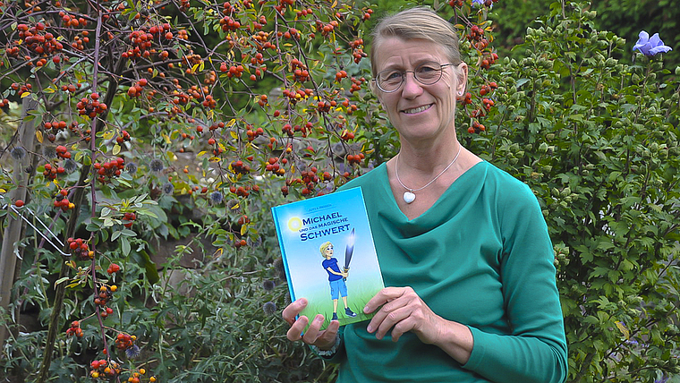 «Das Schreiben hat mir Spass gemacht»: Jutta Reisen plant bereits weitere Geschichten, darunter auch ein Buch, das Erwachsene und Kinder gleichermassen ansprechen soll. Foto: Isabelle Hitz