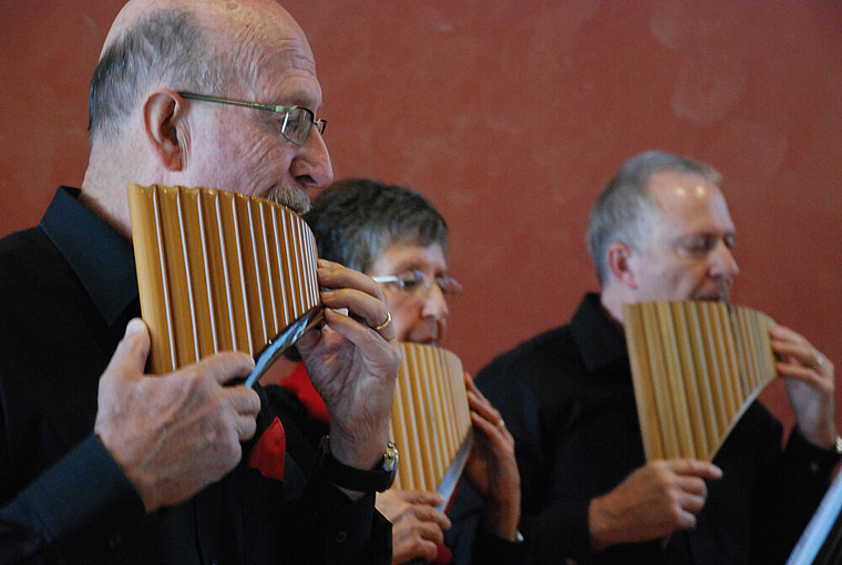 Weiche Naturklänge aus der Panflöte: Heinz Aebi, Agnes Trottmann und Georg Hauenstein (v. l.) Foto: Thomas Brunnschweiler